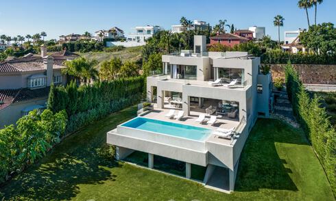 Villa de luxe sophistiquée au design moderne à vendre à distance de marche du terrain de golf à Nueva Andalucia, Marbella 61343