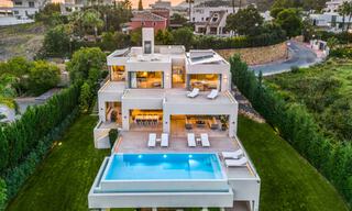 Villa de luxe sophistiquée au design moderne à vendre à distance de marche du terrain de golf à Nueva Andalucia, Marbella 61345 