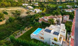 Villa de luxe sophistiquée au design moderne à vendre à distance de marche du terrain de golf à Nueva Andalucia, Marbella 61346 