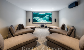 Villa de luxe sophistiquée au design moderne à vendre à distance de marche du terrain de golf à Nueva Andalucia, Marbella 61361 