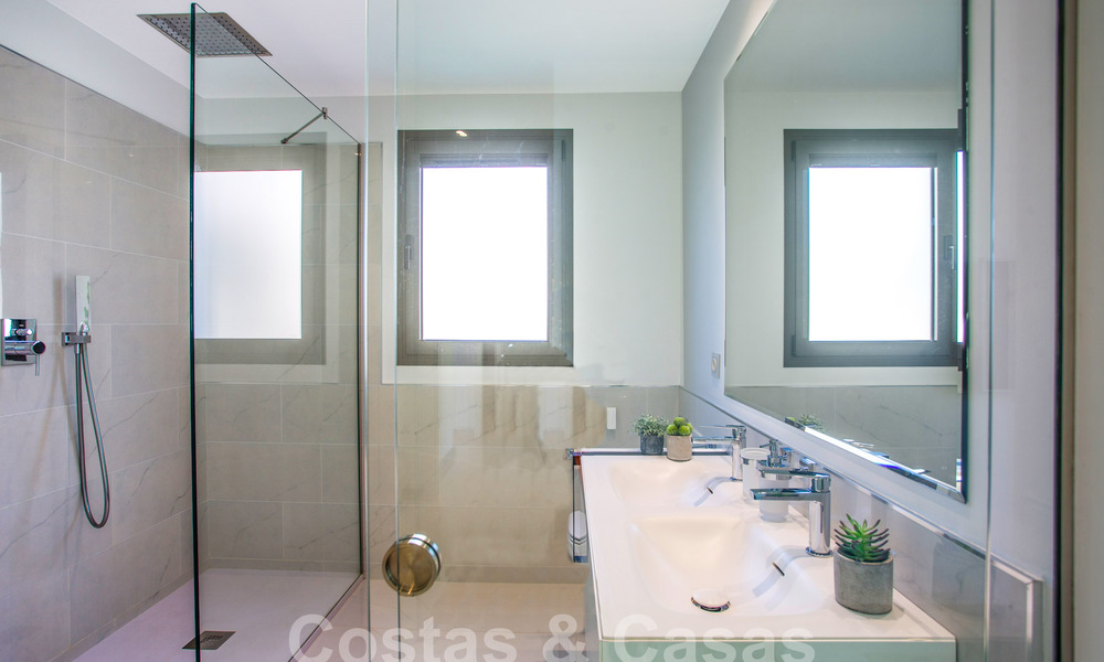 Appartement moderne de 3 chambres à coucher avec terrasses spacieuses à vendre sur le nouveau Golden Mile entre Marbella et Estepona 62500