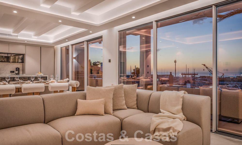 Penthouse moderne rénové à vendre, en première ligne dans la marina emblématique de Puerto Banus, Marbella 63435
