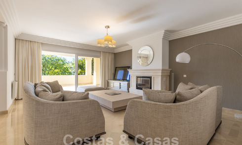 Spacieux appartement de luxe, situé dans une résidence privée exclusive en bordure de golf, à vendre à Nueva Andalucia, Marbella 63229