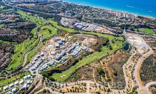 Maisons neuves et modernistes à vendre directement sur le terrain de golf à l'est de Marbella 64755 