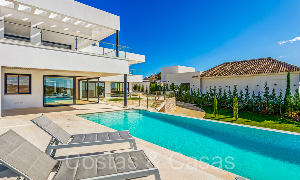 Villa neuve de style architectural moderne à vendre dans la vallée du golf de Nueva Andalucia, Marbella 65892