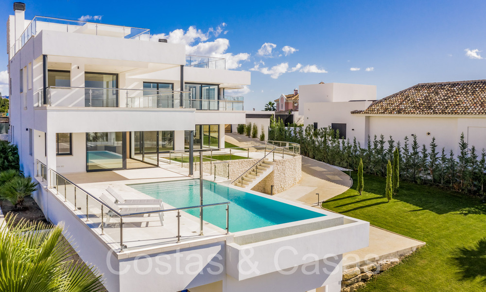 Villa neuve de style architectural moderne à vendre dans la vallée du golf de Nueva Andalucia, Marbella 65895