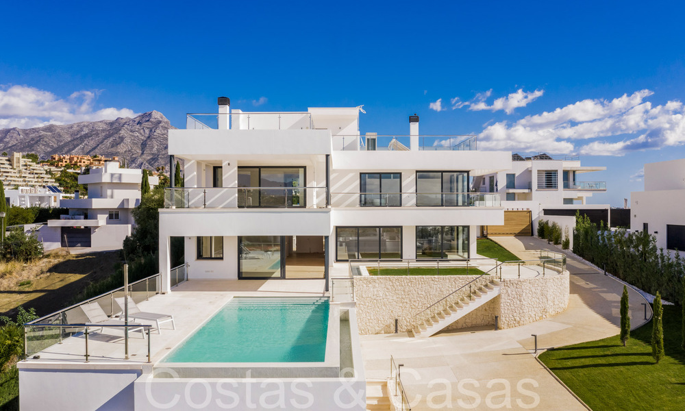 Villa neuve de style architectural moderne à vendre dans la vallée du golf de Nueva Andalucia, Marbella 65917