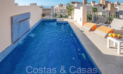 Penthouse en duplex contemporain à vendre dans un complexe de première ligne de plage avec piscine privée entre Marbella et Estepona 66587