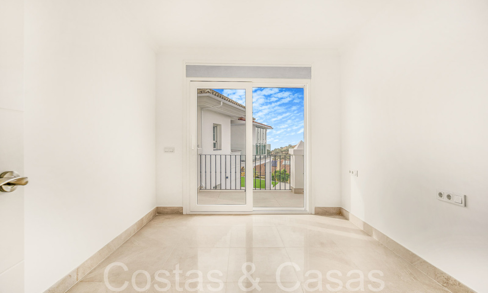 Fantastique villa jumelée avec vue à 360° à vendre dans une urbanisation fermée à l'est de Marbella 66800