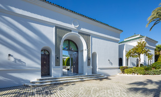 Villa palatiale de style architectural mauresque-andalou à vendre, entourée de terrains de golf dans la vallée du golf de Nueva Andalucia, Marbella 67091 