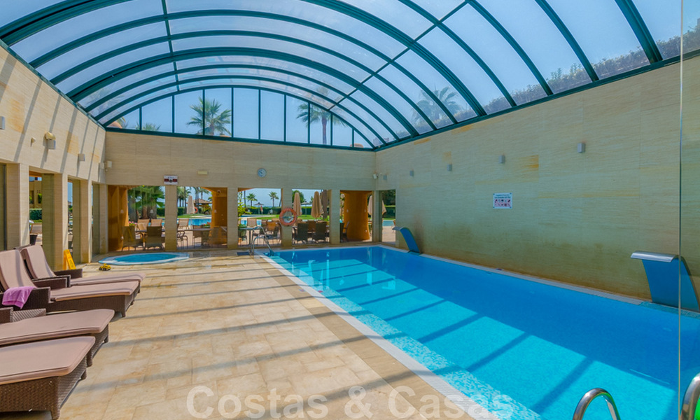 Appartement de luxe rénové de haute qualité à vendre dans un complexe en première ligne de plage sur le New Golden Mile, Marbella - Estepona 67318