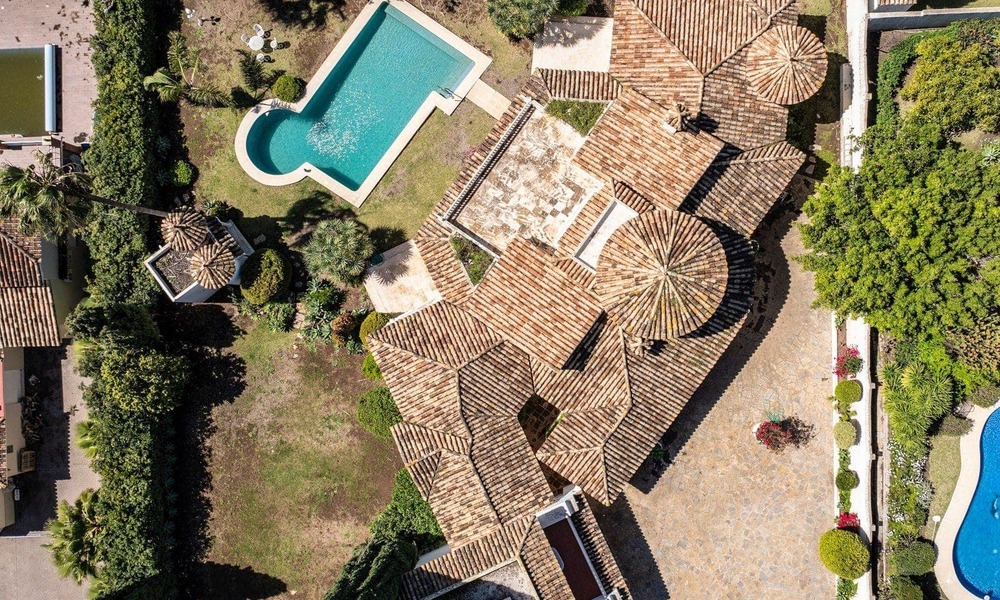 Villa de luxe au charme andalou à vendre dans une urbanisation privilégiée à proximité des terrains de golf de Marbella - Benahavis 67610