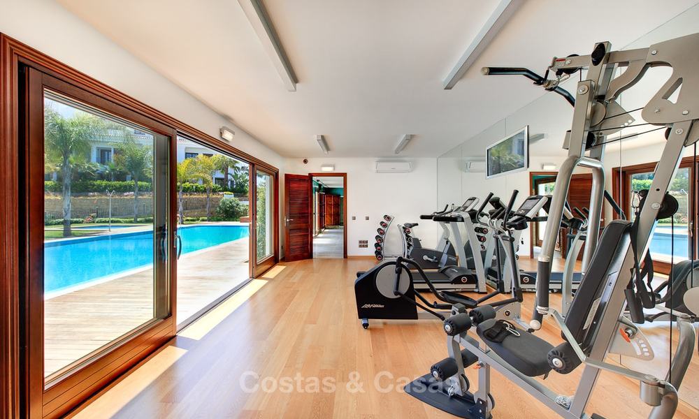 Appartements de luxe en première ligne de plage à vendre, Estepona, Costa del Sol avec vue sur mer 9715