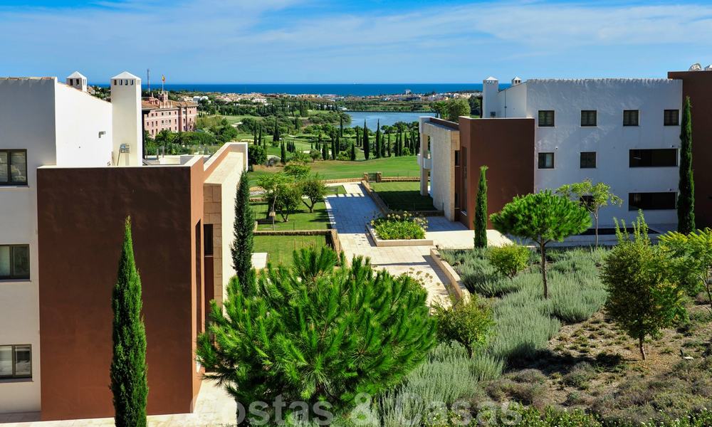 Appartements modernes et luxueux en première ligne du golf avec une vue imprenable sur le golf et la mer à vendre à Marbella - Benahavis 23899