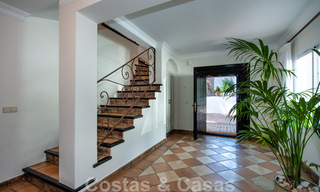 Villa traditionnelle méditerranéenne de luxe sur un grand terrain à vendre sur le Golden Mile à Marbella 44216 