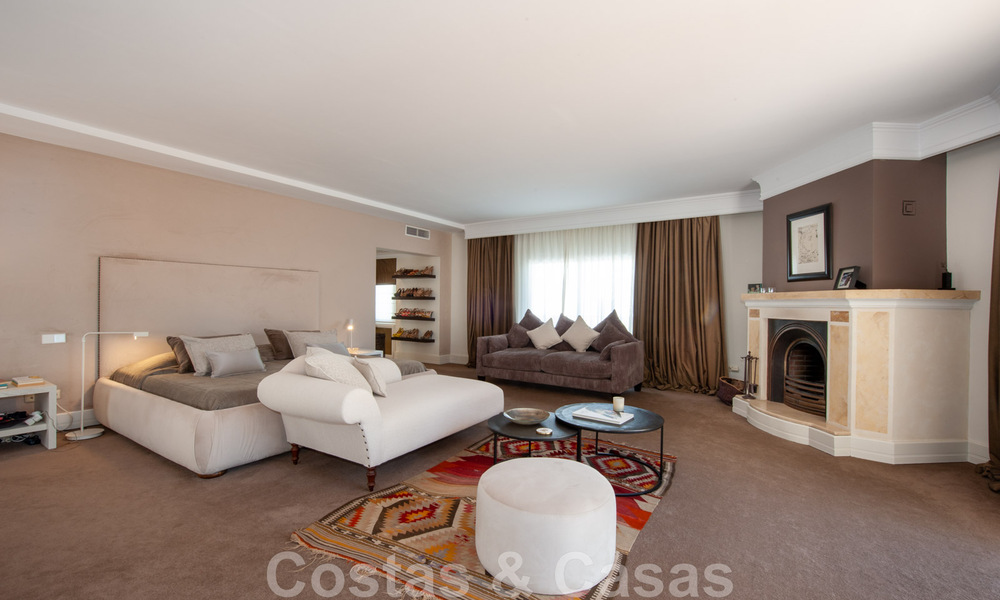 Villa traditionnelle méditerranéenne de luxe sur un grand terrain à vendre sur le Golden Mile à Marbella 44224