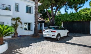 Villa traditionnelle méditerranéenne de luxe sur un grand terrain à vendre sur le Golden Mile à Marbella 44237 