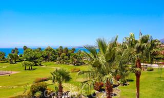 Appartement penthouse exclusif en première ligne de plage à vendre, New Golden Mile, entre Marbella et Estepona 23223 