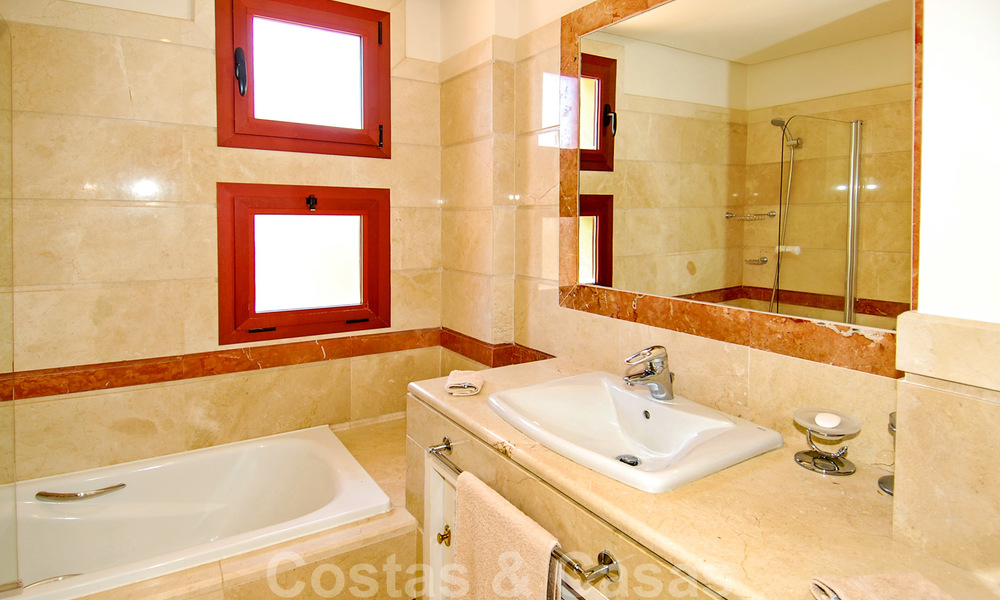 Appartements de luxe à vendre près de la plage dans un complexe prestigieux, juste à l'est de la ville de Marbella 22972