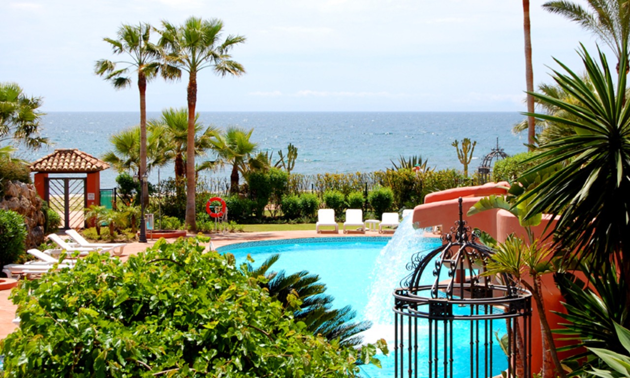 Appartement de luxe en première ligne de plage à vendre sur la nouvelle Mille d' Or entre Puerto Banús (Marbella) et le centre d' Estepona 0