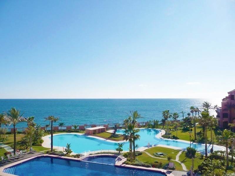 Penthouse de luxe en première ligne de plage à vendre à Malibu, Puerto Banús, Marbella