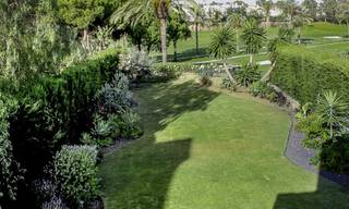 Confortable villa semi-détachée à vendre en première ligne de golf dans Marbella Ouest 14104 