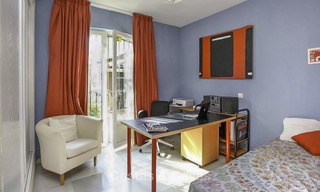 Confortable villa semi-détachée à vendre en première ligne de golf dans Marbella Ouest 14106 