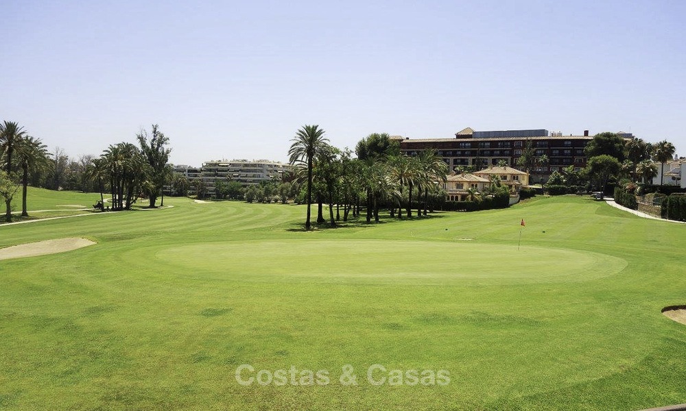 Confortable villa semi-détachée à vendre en première ligne de golf dans Marbella Ouest 14109
