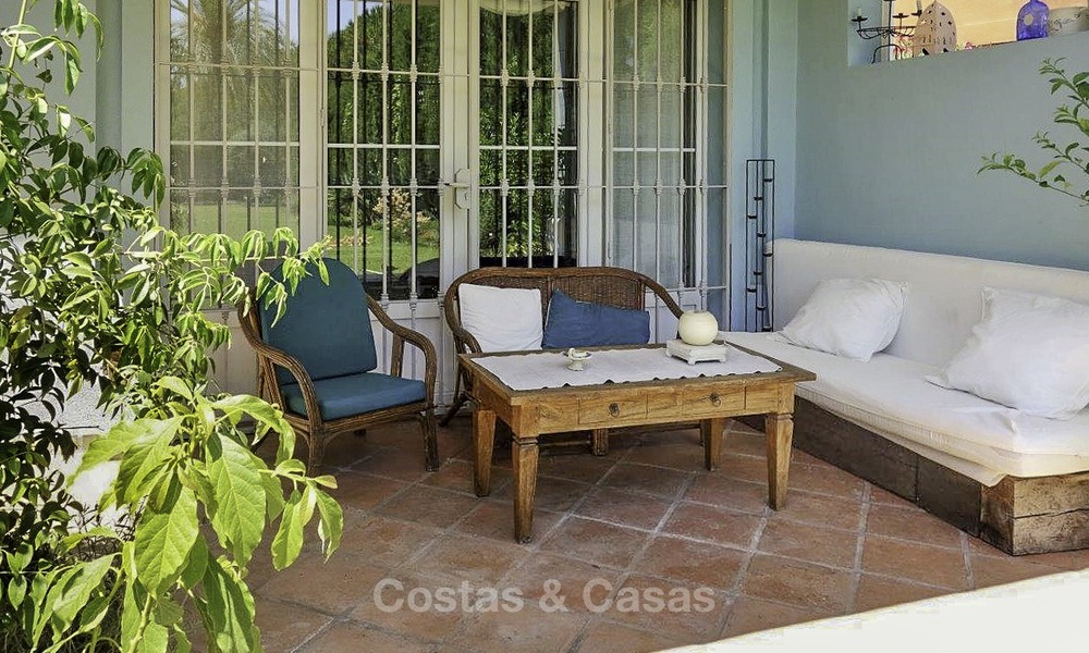 Confortable villa semi-détachée à vendre en première ligne de golf dans Marbella Ouest 14110