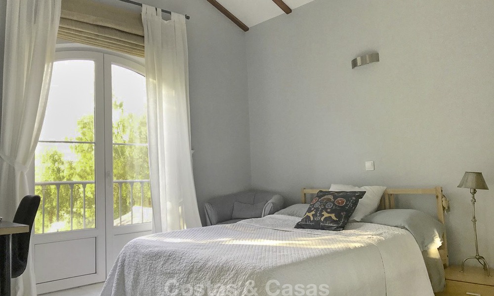 Confortable villa semi-détachée à vendre en première ligne de golf dans Marbella Ouest 14112