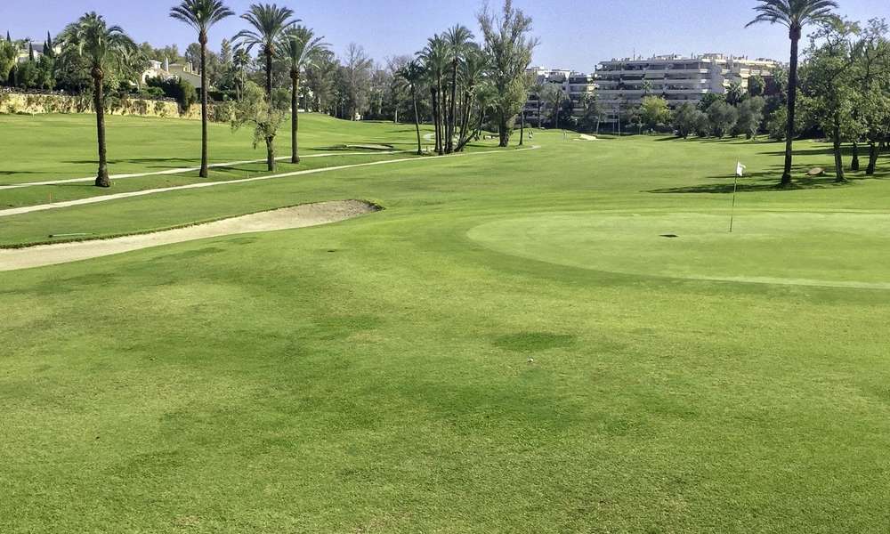 Confortable villa semi-détachée à vendre en première ligne de golf dans Marbella Ouest 14115