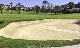 Confortable villa semi-détachée à vendre en première ligne de golf dans Marbella Ouest 14117 
