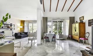 Confortable villa semi-détachée à vendre en première ligne de golf dans Marbella Ouest 14103 