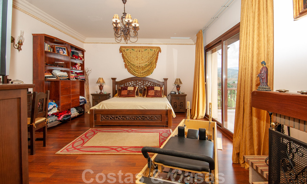 Villa de golf de style andalou à vendre dans Marbella - Benahavis avec vue sur mer 31125