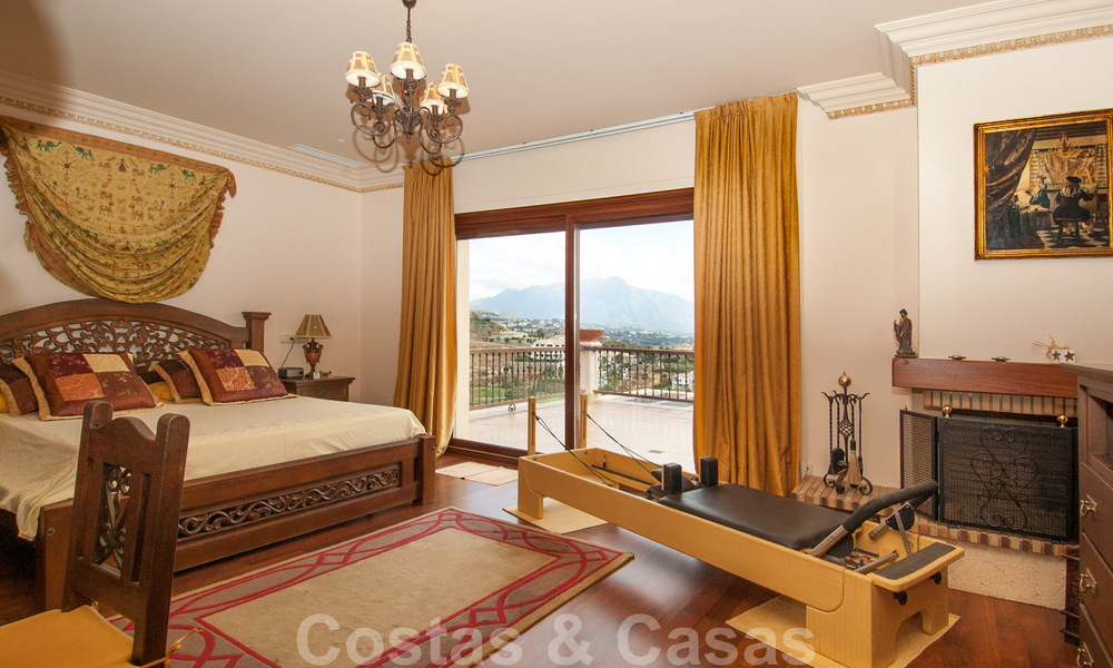 Villa de golf de style andalou à vendre dans Marbella - Benahavis avec vue sur mer 31126