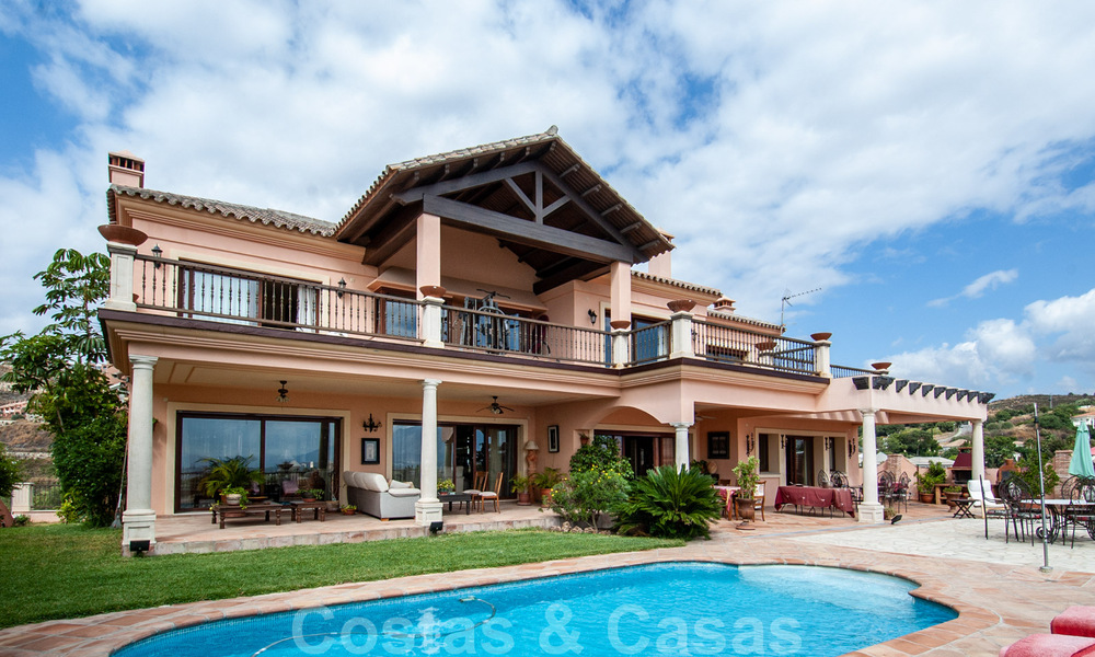 Villa de golf de style andalou à vendre dans Marbella - Benahavis avec vue sur mer 31148