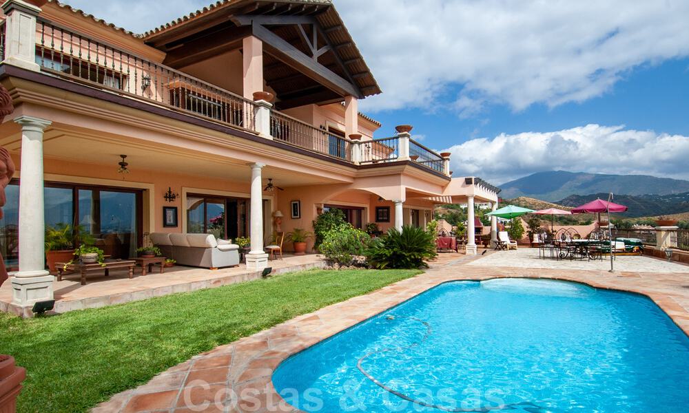 Villa de golf de style andalou à vendre dans Marbella - Benahavis avec vue sur mer 31149