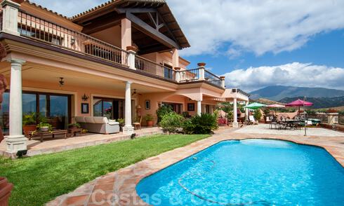 Villa de golf de style andalou à vendre dans Marbella - Benahavis avec vue sur mer 31149