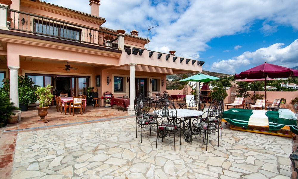 Villa de golf de style andalou à vendre dans Marbella - Benahavis avec vue sur mer 31151