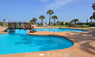 À vendre à Puerto Banús, Marbella: Penthouse appartement de plage luxueux 22497 