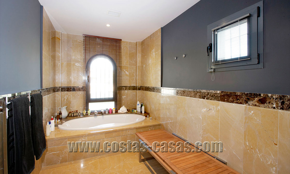 À vendre : Villa exclusive dans une partie chic de Marbella - Benahavís avec vue sur mer 30366