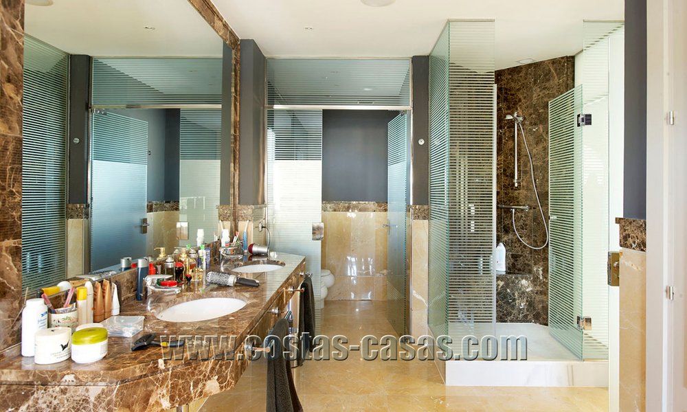 À vendre : Villa exclusive dans une partie chic de Marbella - Benahavís avec vue sur mer 30367