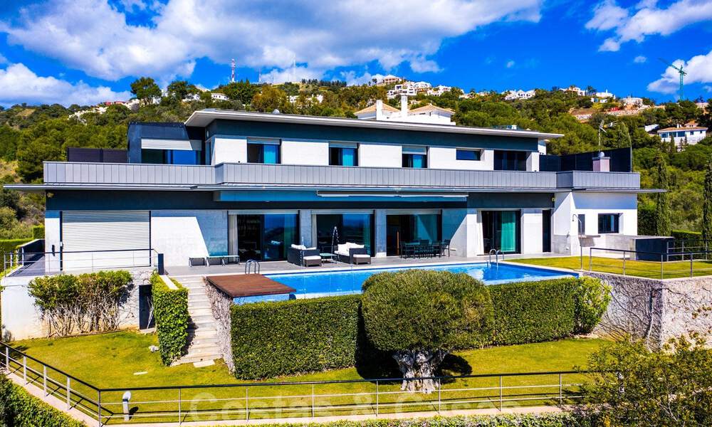 Prêt à emménager ! Villa moderne à vendre avec une vue imprenable sur la mer, juste à l'est du centre de Marbella 32702