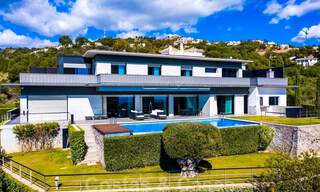 Prêt à emménager ! Villa moderne à vendre avec une vue imprenable sur la mer, juste à l'est du centre de Marbella 32702 