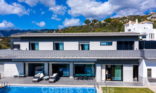 Prêt à emménager ! Villa moderne à vendre avec une vue imprenable sur la mer, juste à l'est du centre de Marbella 32705 