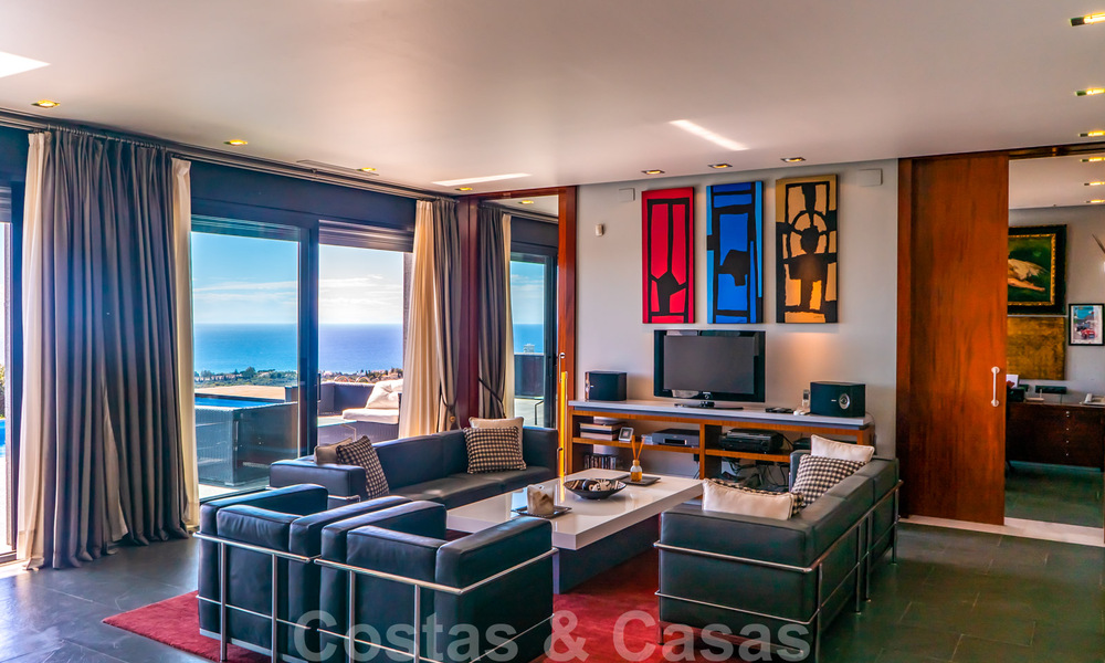 Prêt à emménager ! Villa moderne à vendre avec une vue imprenable sur la mer, juste à l'est du centre de Marbella 32709