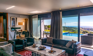 Prêt à emménager ! Villa moderne à vendre avec une vue imprenable sur la mer, juste à l'est du centre de Marbella 32710 