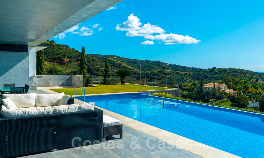Prêt à emménager ! Villa moderne à vendre avec une vue imprenable sur la mer, juste à l'est du centre de Marbella 32716
