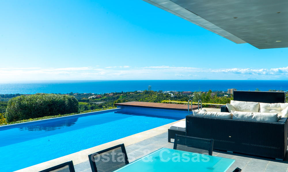 Prêt à emménager ! Villa moderne à vendre avec une vue imprenable sur la mer, juste à l'est du centre de Marbella 32717
