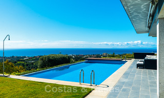 Prêt à emménager ! Villa moderne à vendre avec une vue imprenable sur la mer, juste à l'est du centre de Marbella 32718 